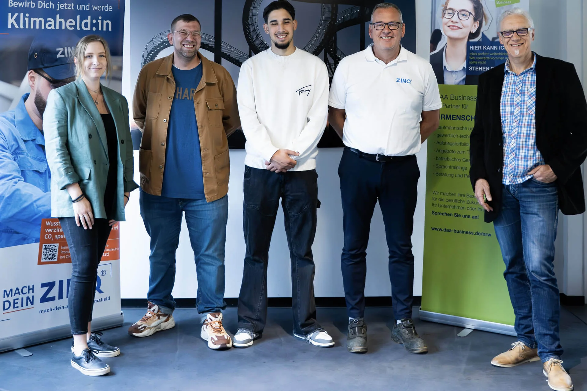 Ein Gruppen Foto von drei ZINQ und zwei DAA Mitarbeitern