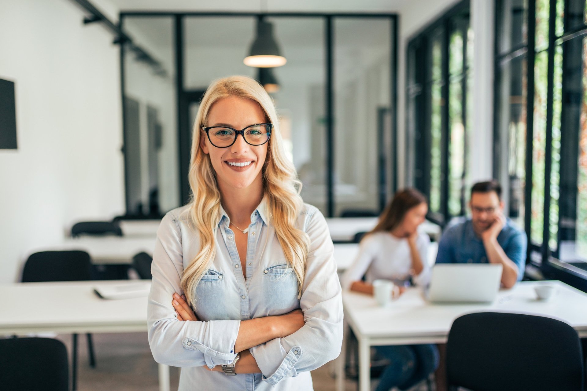 Eine blondhaarige Frau mit Brille bei DAA Business