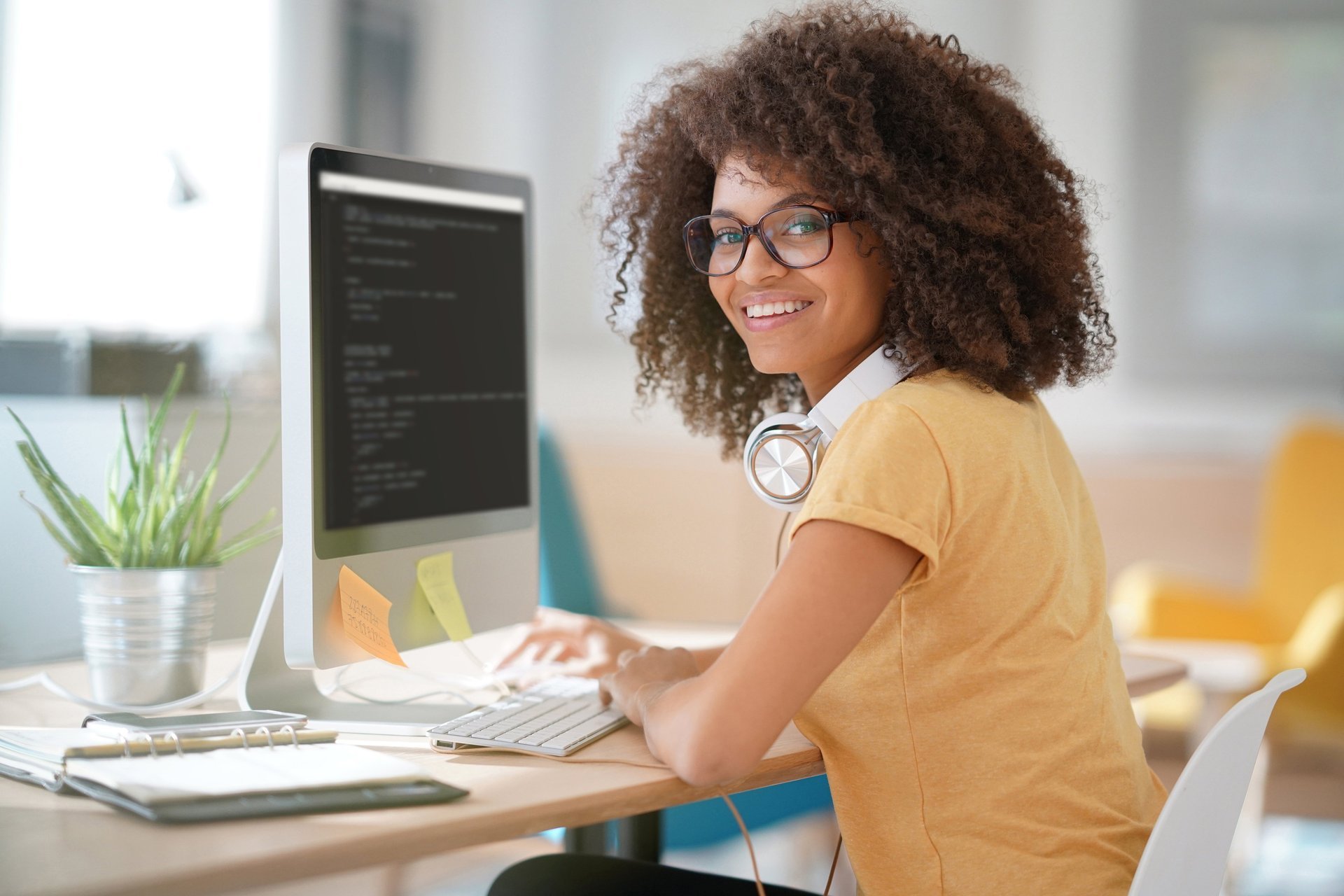 Eine Frau arbeitet an einem PC bei der DAA Bielefeld