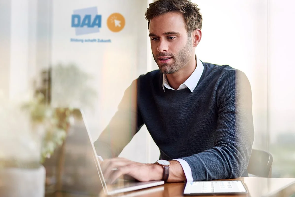 Mann lernt am Notebook SAP-Software